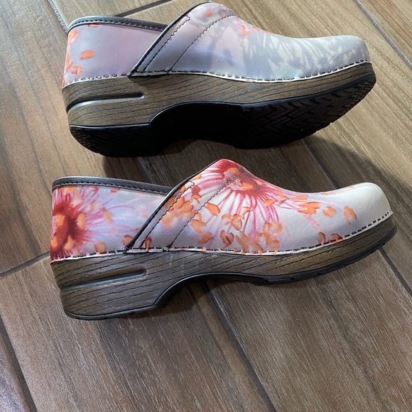 Dansko shoes size 9 - Picture 6 of 8